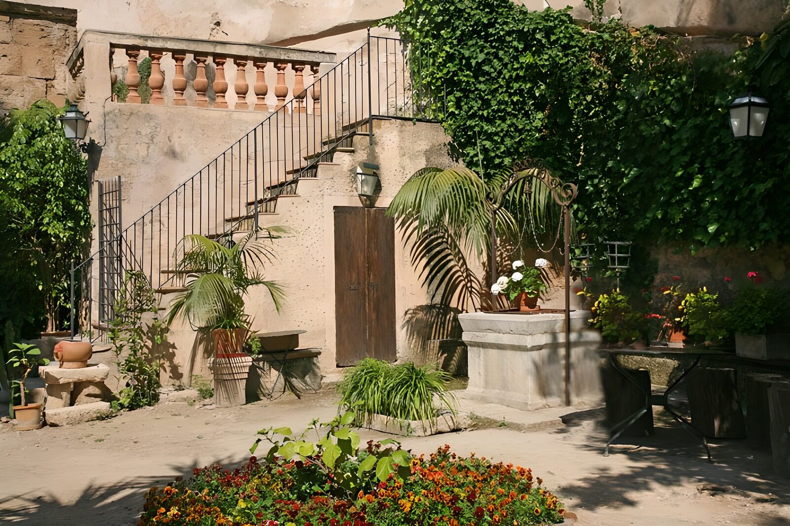 WCUK47717: View of terrace, steps and balcony