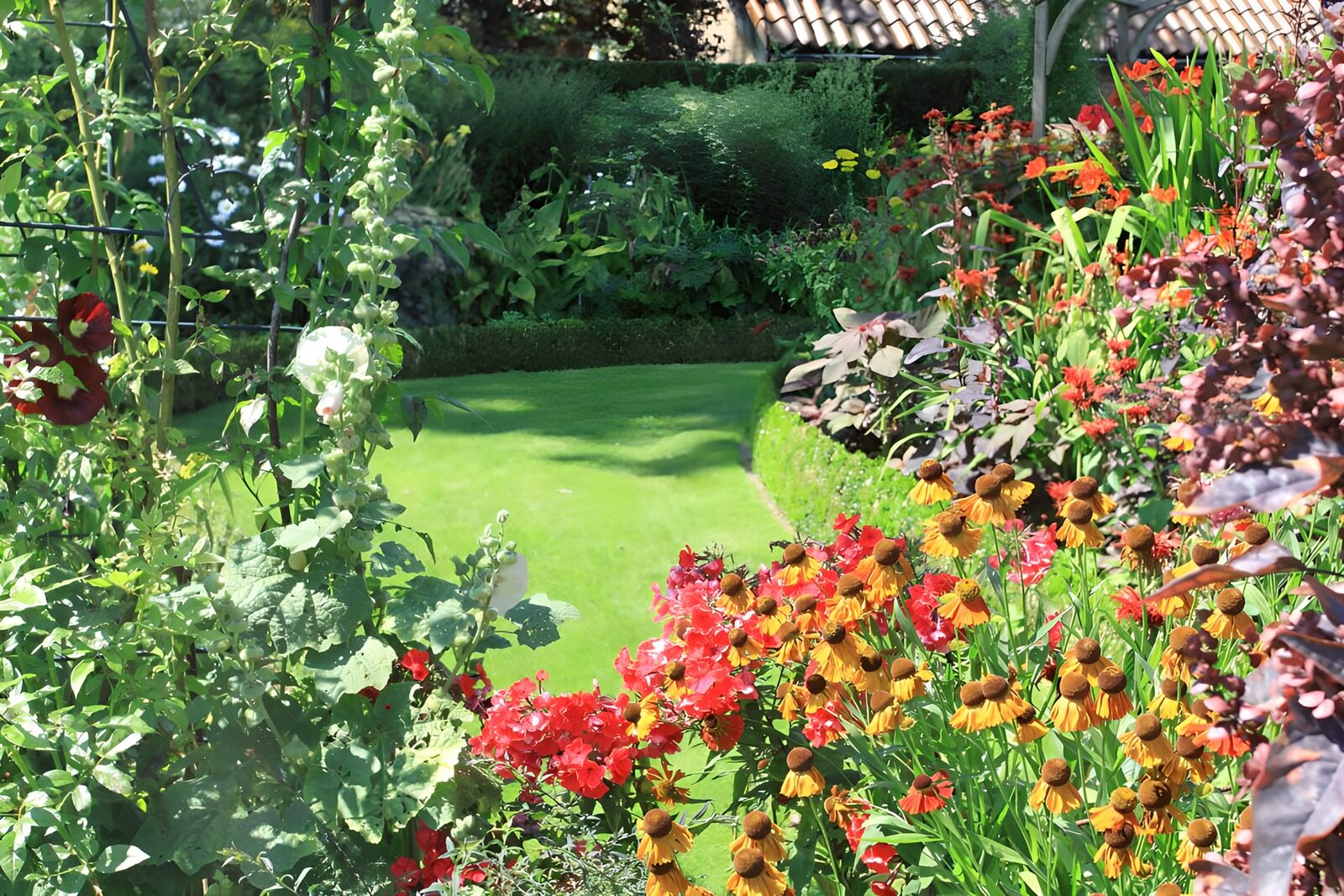 WCUK98053: Garden with flowers , view of lawn