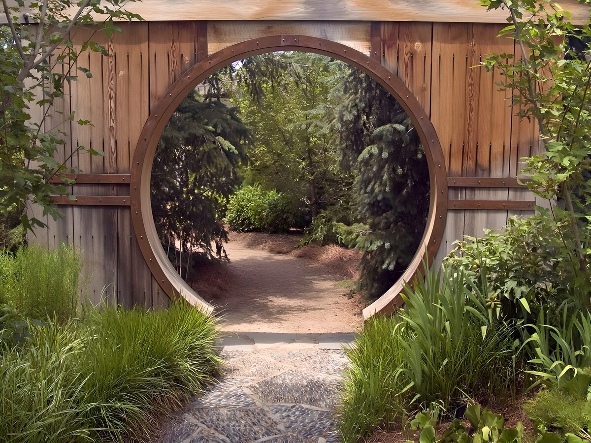 WCUK33838: Arched opening in a fence