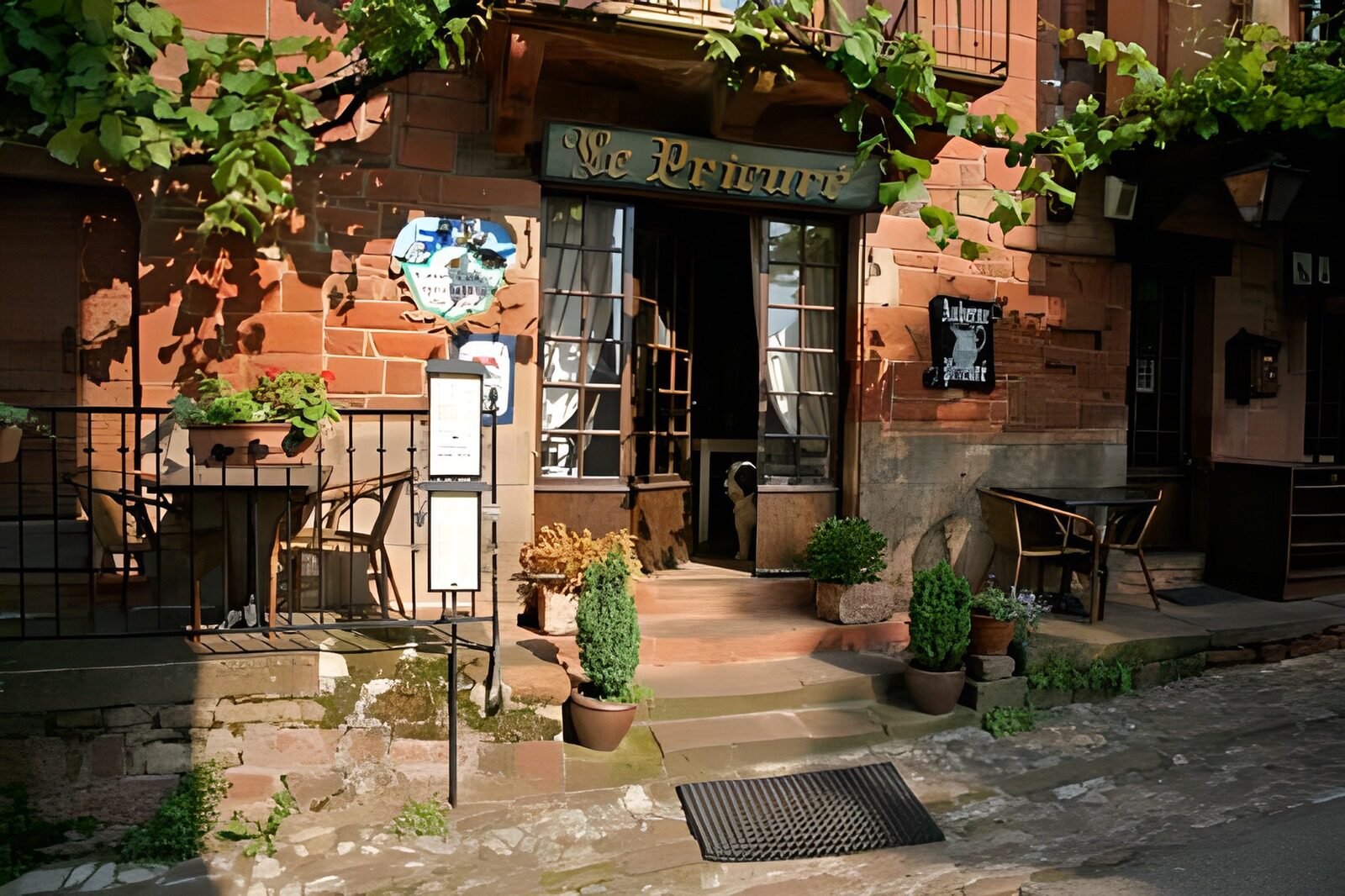 WCUK99989: Medieval French restaurant with terrace