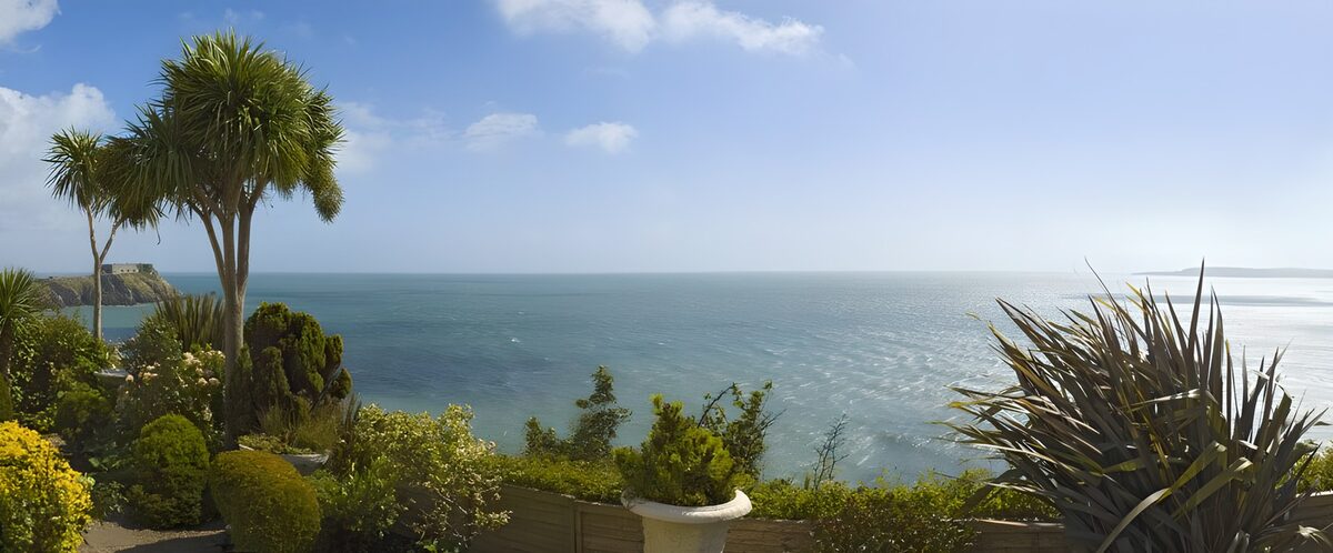 WCUK45306: Beautiful garden looking out over the Mediterranean