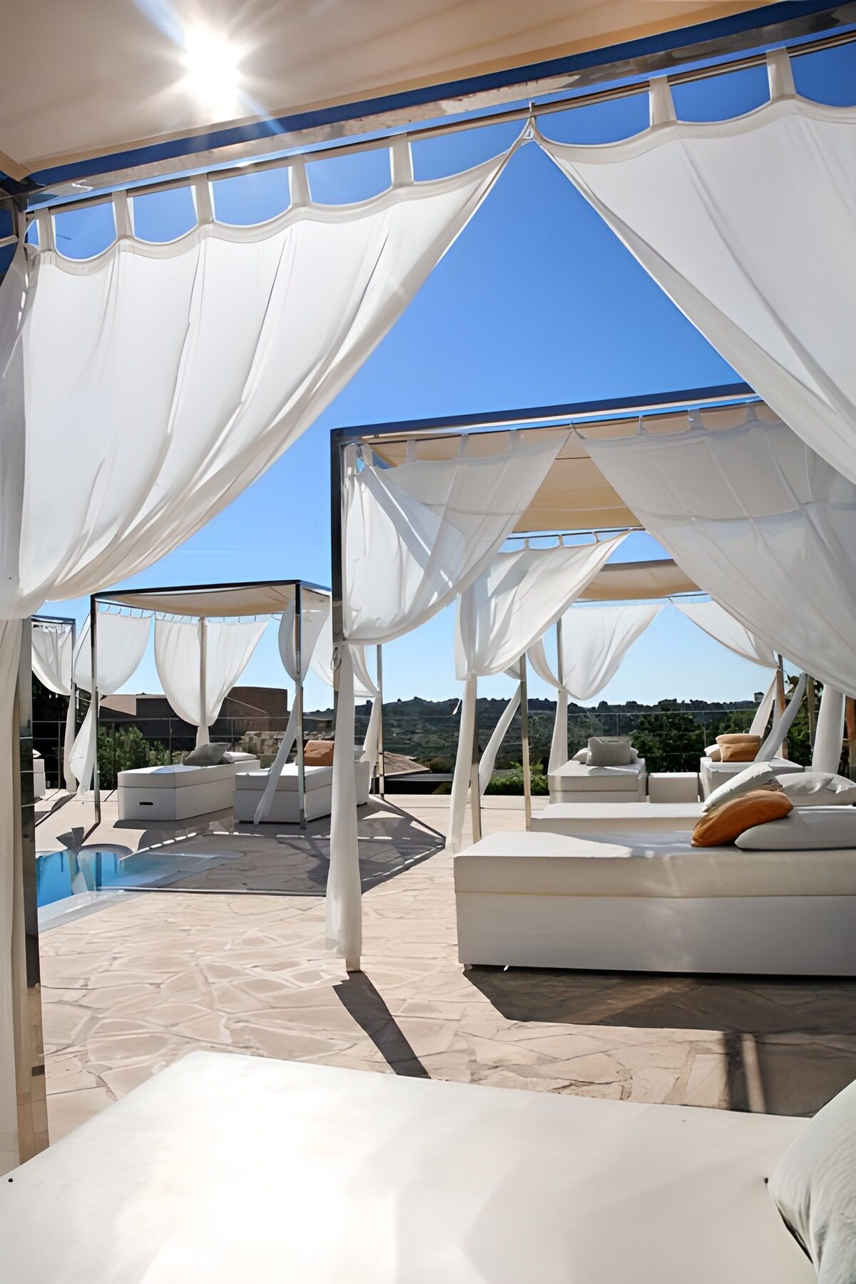WCUK92740: Four poster beds in the open air