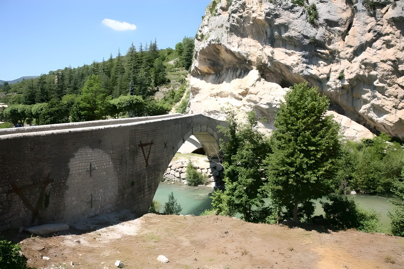 WCUK16321: Bridge over the river between the mountains 1