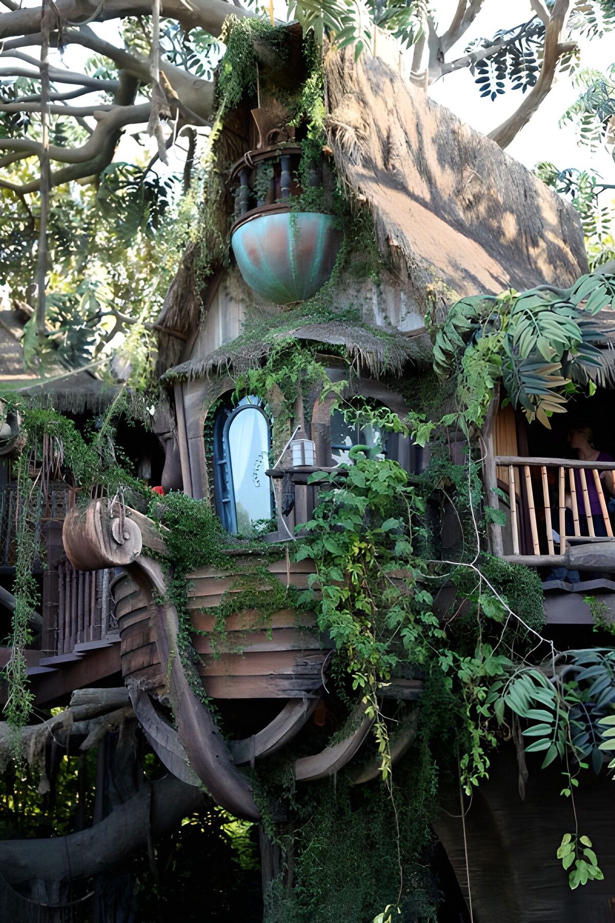 WCUK84302: Close-up fairytale tree hut in jungle with leaf