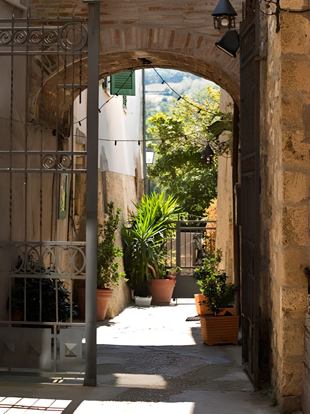 WCUK40403: Open gate with view onto patio house