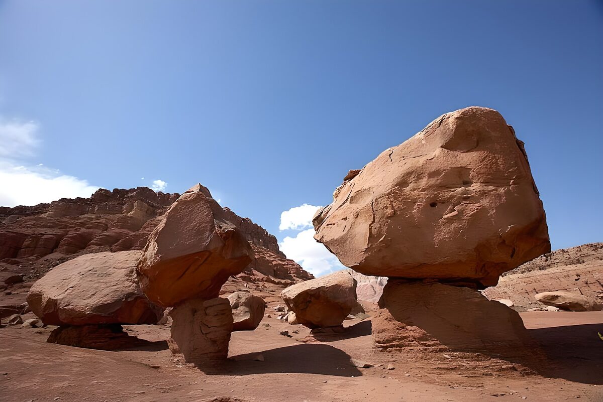 WCUK55066: Eroded rocks in desert setting