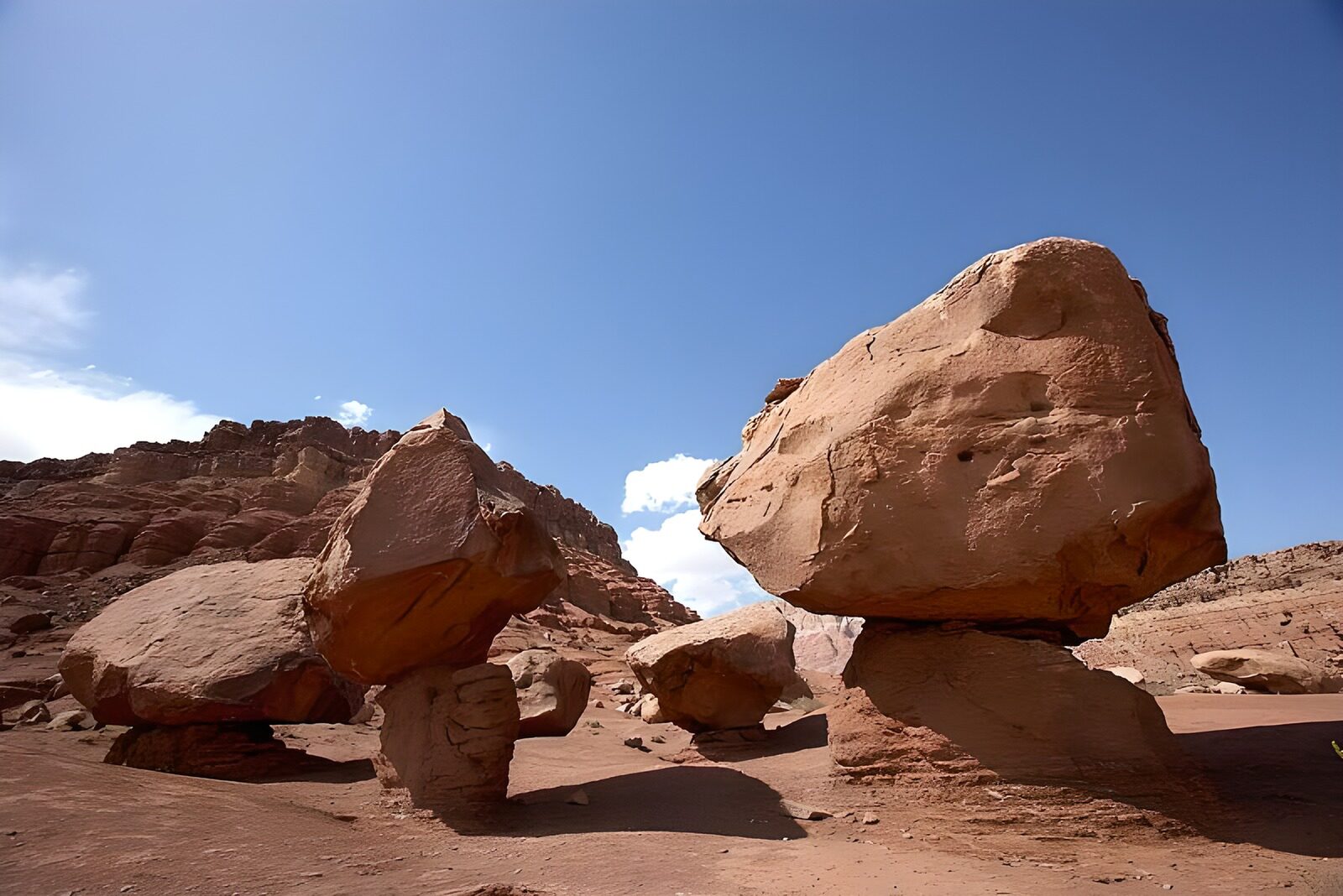 WCUK55066: Eroded rocks in desert setting