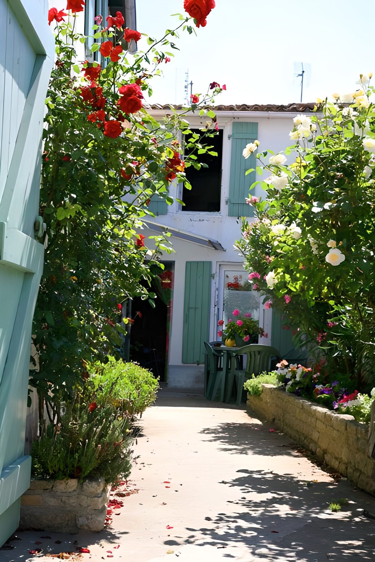 Entrance gate to house with terrace1