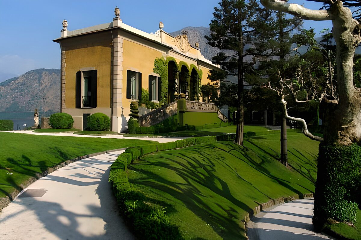 Gate house . Drive to villa and lawn
