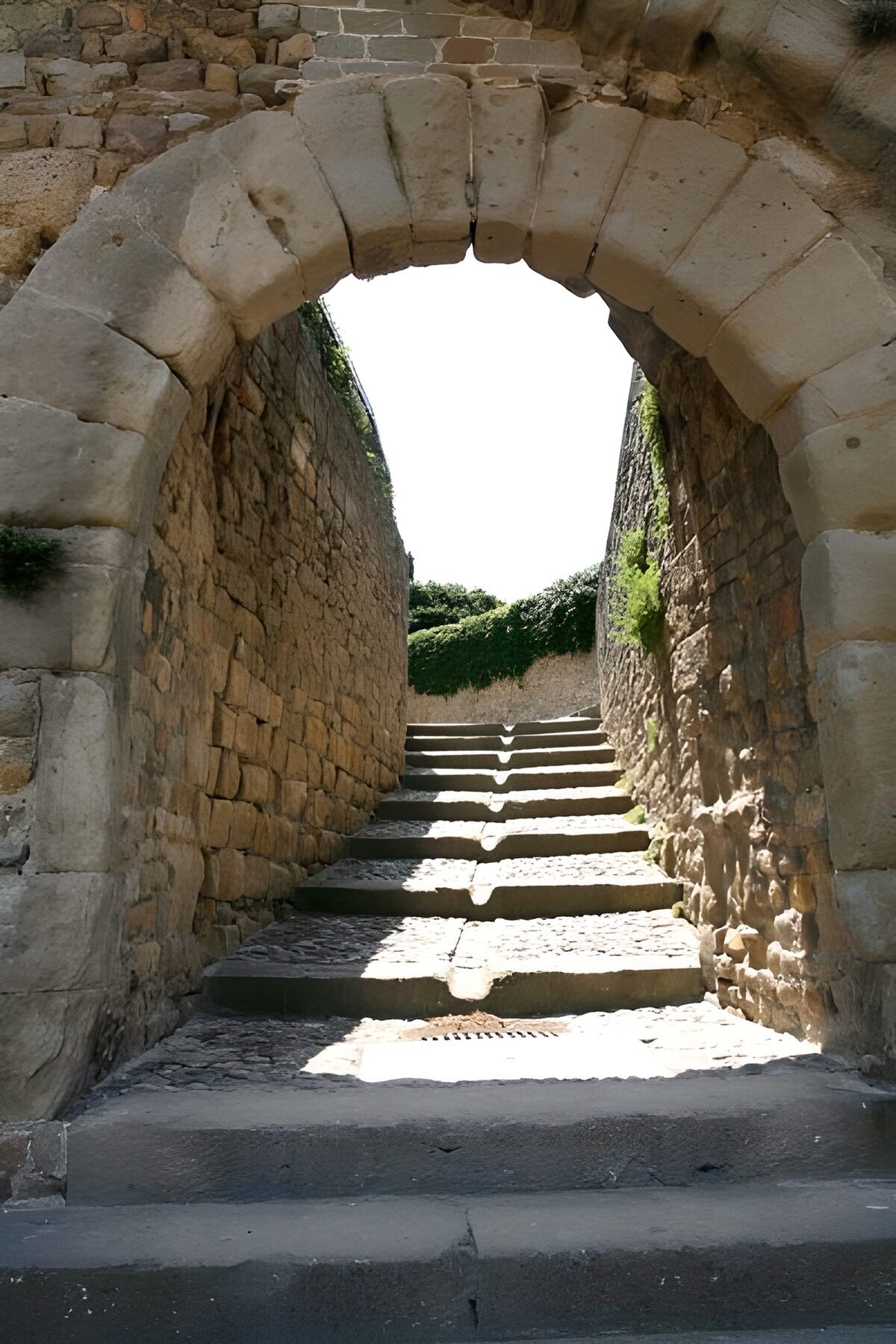 WCUK86164: Round stone arch  with ascending steps
