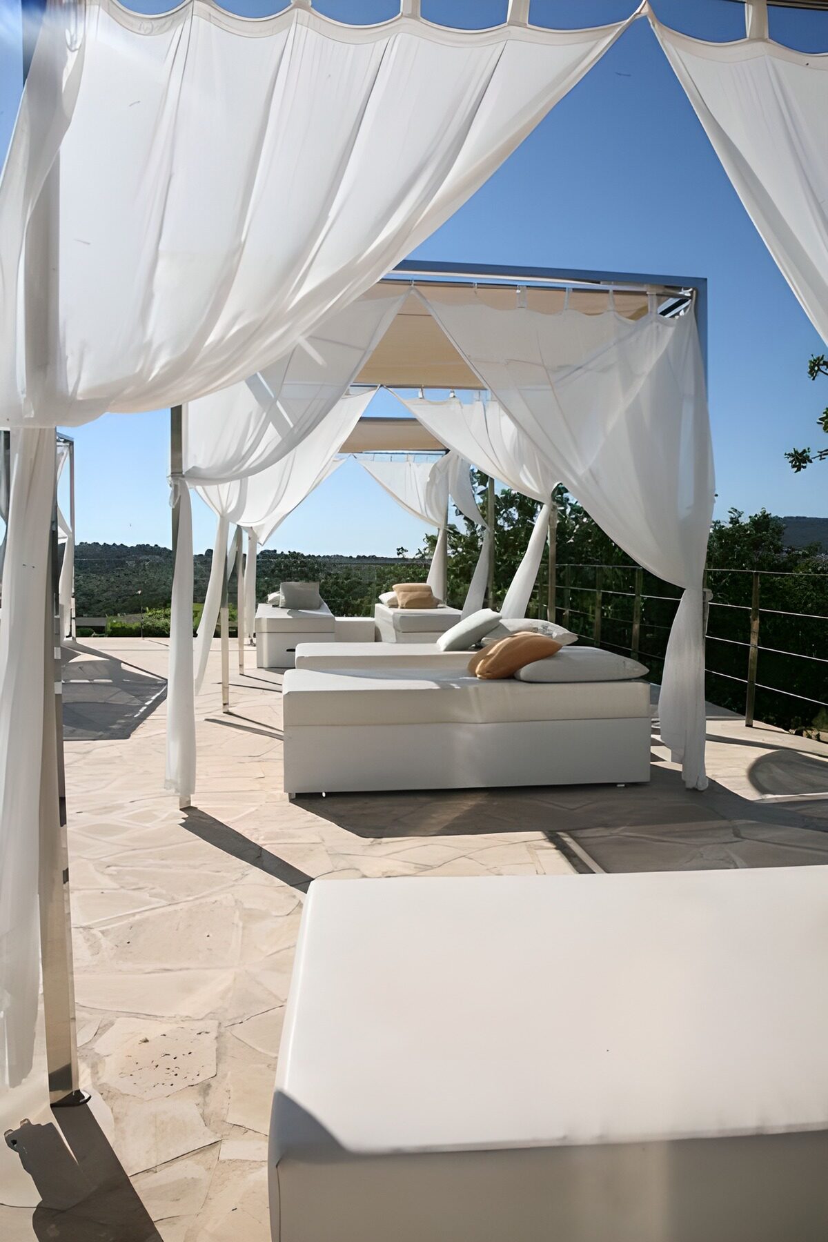 WCUK85541: Four poster beds in the open air version 2