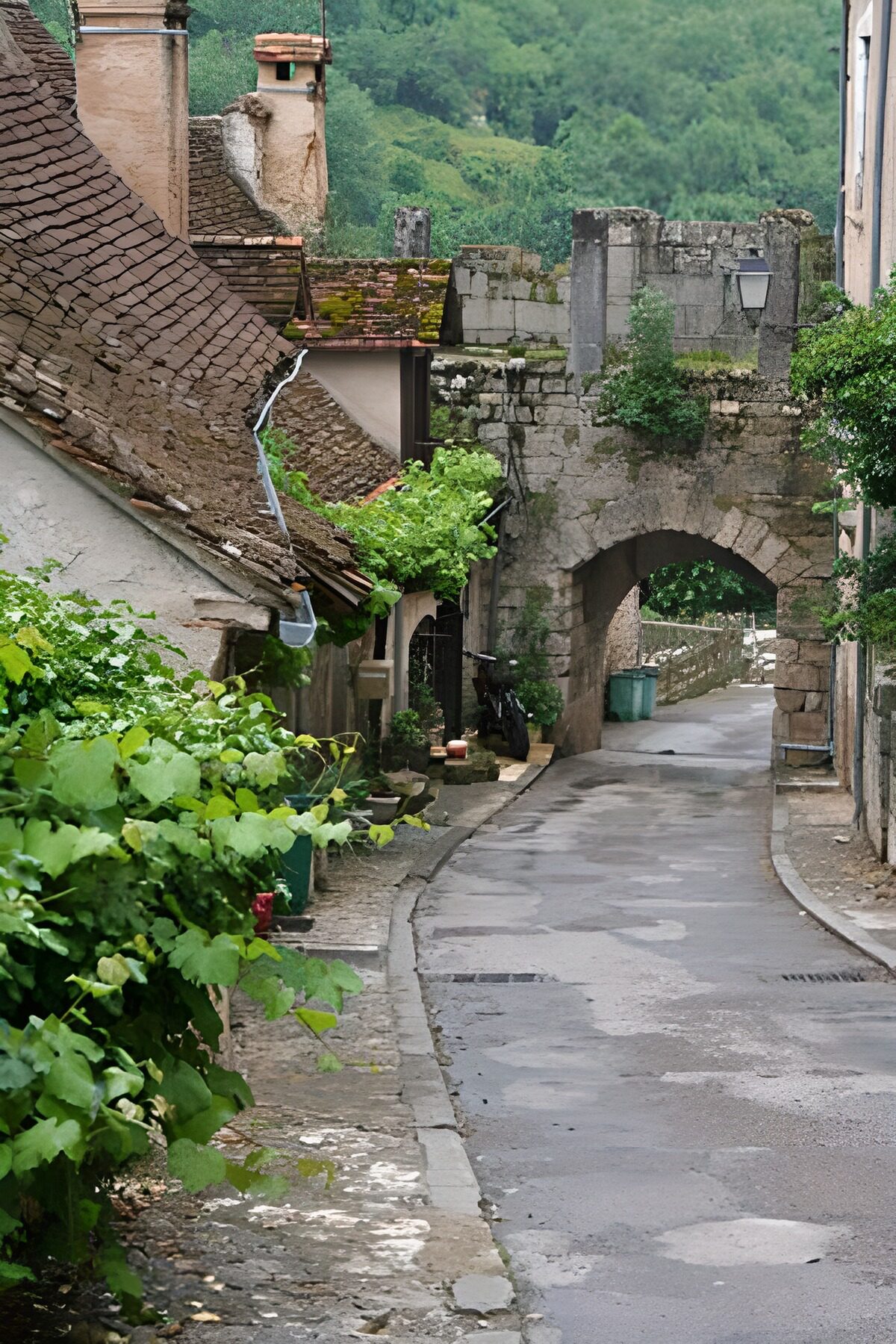 WCUK34065: Old medieval French town alley way 2