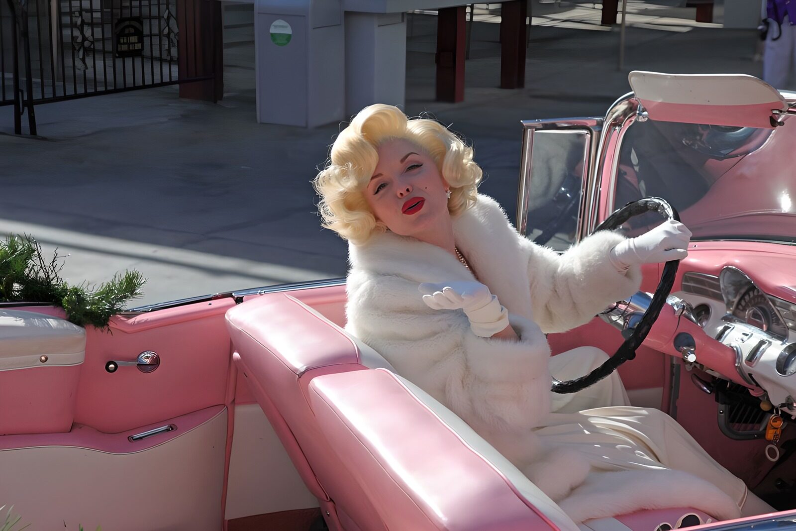 WCUK90656: Marilyn Monroe in pink car