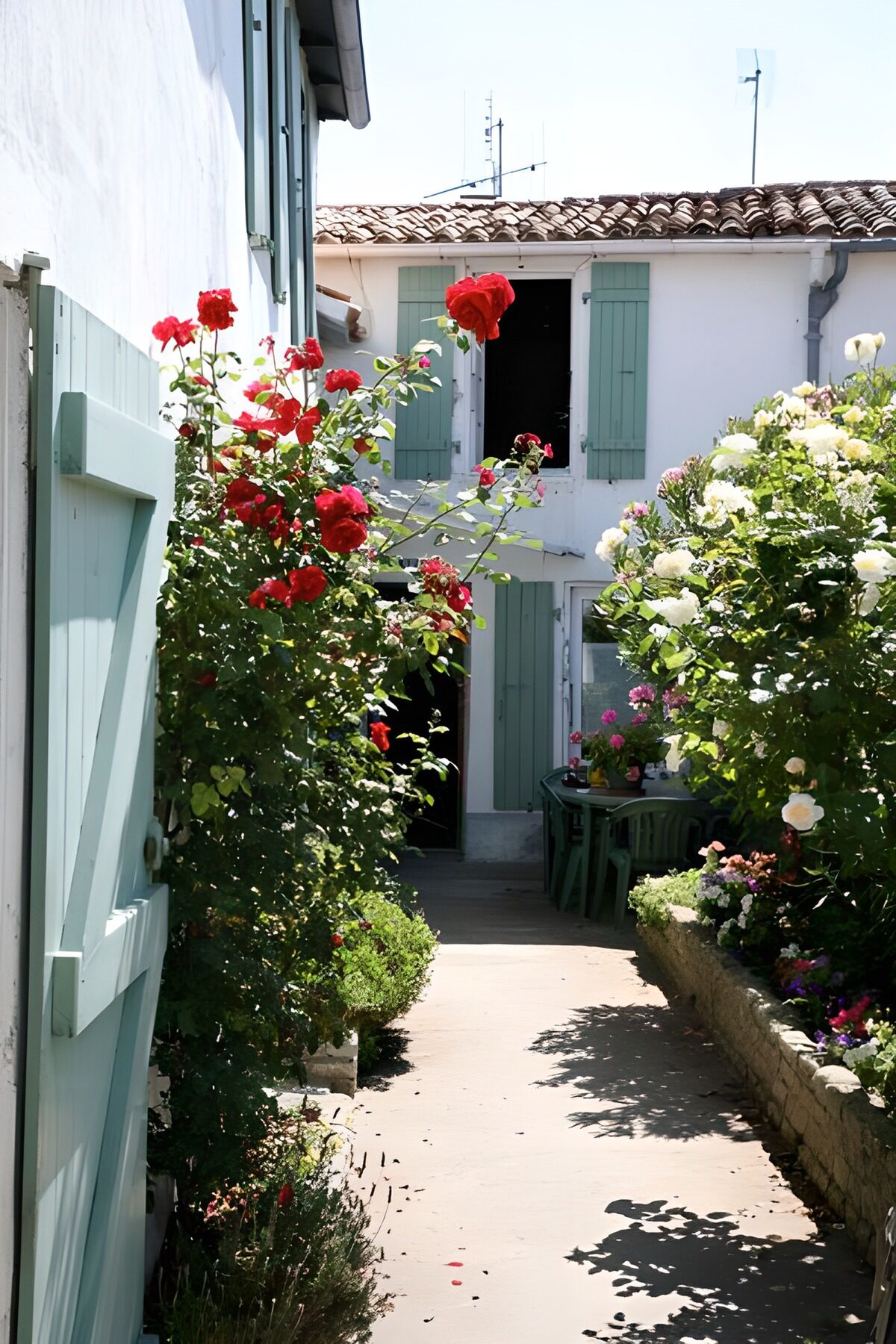 Entrance gate to house with terrace 2
